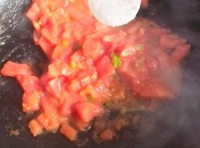 待西红柿变得汤汁浓稠时，放一勺白糖