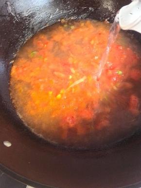 放入适量的清水烧开