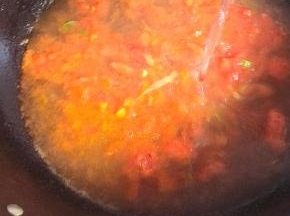 放入适量的清水烧开