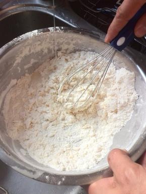 面粉放入盆里，在极细的流水下，用手抽不停的搅打，搅打成所需的面疙瘩