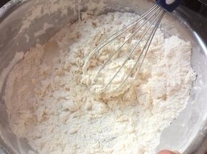 面粉放入盆里，在极细的流水下，用手抽不停的搅打，搅打成所需的面疙瘩