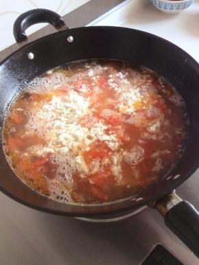 待锅里的水烧开，拨入面疙瘩，并用筷子搅开