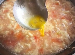 面疙瘩下入锅里后，稍煮一会，淋入一个打散的鸡蛋