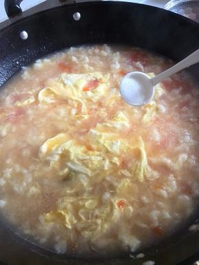 待鸡蛋浮起后，放适量盐调味；即可起锅