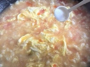 待鸡蛋浮起后，放适量盐调味；即可起锅