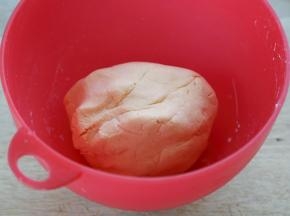 5.揉成略硬的面团。
这里木薯粉的量多就弹Q；木薯粉的量少，红薯的味就浓，也相对要软些。多硬多软，做几次就有经验了，也就能知道自己的喜爱。
