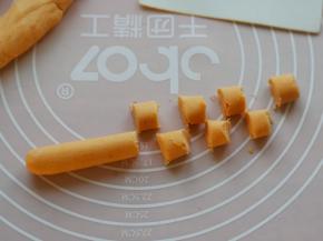 7.你有可以将面团捏成长条，再轻轻地搓光滑，然后切成圆柱体。
注：如果这时你可以直接搓成长条而不散，那么煮出的圆子就会太软了。