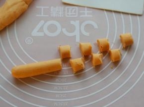 7.你有可以将面团捏成长条，再轻轻地搓光滑，然后切成圆柱体。
注：如果这时你可以直接搓成长条而不散，那么煮出的圆子就会太软了。