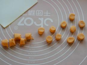 8.如果你想追求完美的话，少沾些生粉，将边角捏捏光滑。

