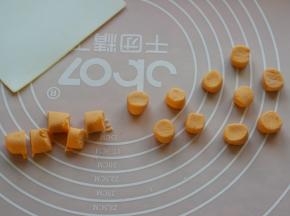 8.如果你想追求完美的话，少沾些生粉，将边角捏捏光滑。

