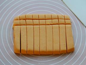 6.将面团整理成长方形，用板子切成小方块。
