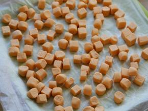 9.如果一次做的多，吃不完，就这样散开，冻硬后装入袋中，冷冻保存。
吃时无需解冻，直接下入开水锅煮。
