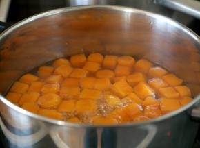 10.锅里的水烧开，下圆子，煮上几分钟就会浮起，继续煮1-2分钟再涨发一些就可以了。11.捞到冷开水里，略冰1-2分钟。

