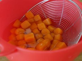 11.捞到冷开水里，略冰1-2分钟。
