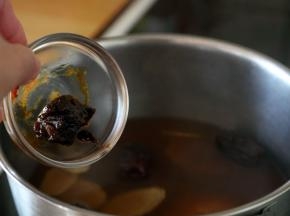 1.首先煮红豆汤，红豆提前泡至完全涨发开；然后先煮一开，将水倒掉；再换上新水，加入红枣、生姜片和桔子皮煮到红豆绵软酥烂；再加入红糖煮5分钟就好了。
注：喜欢特别沙的就要一直煮，煮开大花，如用高压锅效果更好；喜欢颗粒饱满、软糯的就少放水，煮一会，焖一会，反复几次。
