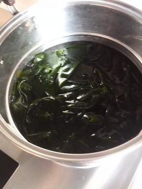 锅里放适量的清水，烧开后，放入裙带菜焯水