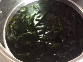 锅里放适量的清水，烧开后，放入裙带菜焯水