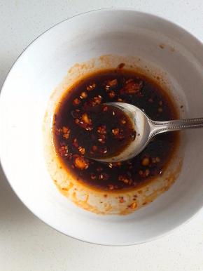 一勺蚝油和油辣子，搅匀成酱汁