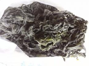 这是半干的裙带菜，上面是一层盐