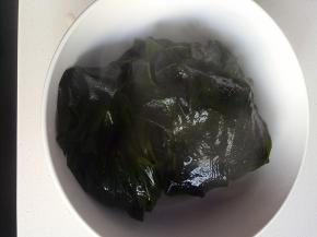 裙带菜非常容易熟，一焯水就捞出来，煮时间长了，会变的黏糊