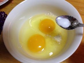 鸡蛋2个加食盐、白胡椒粉搅打均匀