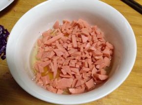 加入切碎了的火腿肠拌均匀