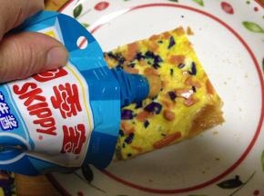 再次挤入适量花生酱涂匀