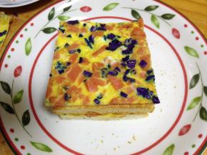 重复，一层吐司片一层蛋饼叠上去，两片吐司两片蛋饼一共叠4层