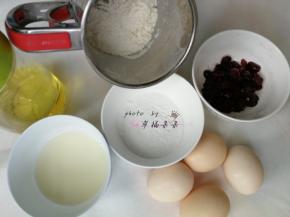 准备材料称量备用，蔓越莓干提前用温水（配方外）泡软，沥干水份后切成碎末备用
