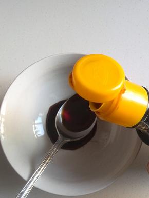 碗里放入一汤匙生抽