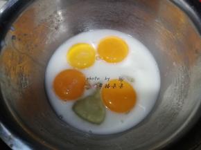 分离出三个鸡蛋的蛋清蛋黄，蛋清放一旁待用。三个蛋黄和一个全蛋入盆，加入牛奶，搅拌均匀即可