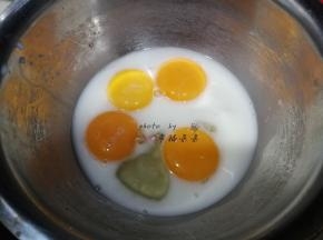 分离出三个鸡蛋的蛋清蛋黄，蛋清放一旁待用。三个蛋黄和一个全蛋入盆，加入牛奶，搅拌均匀即可