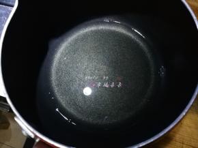 玉米油倒入奶锅，小火加热至稍有纹路关火