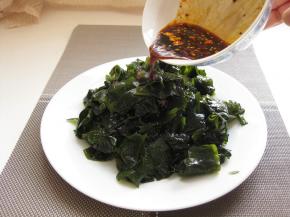 酱汁倒在已装盘的裙带菜上，拌匀即可开动