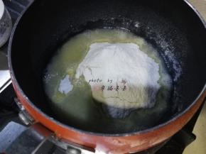 过筛加入50g低筋面粉到热油中
