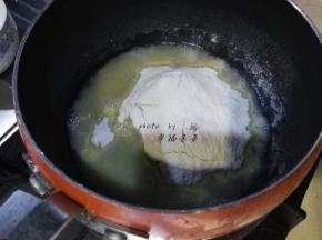 过筛加入50g低筋面粉到热油中