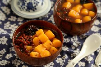 12.将红豆汤和圆子盛到碗中享用。