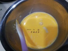 面粉油糊放凉至不烫手后加入蛋黄牛奶混合液中，拌匀