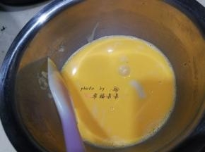 面粉油糊放凉至不烫手后加入蛋黄牛奶混合液中，拌匀