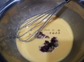 切碎的蔓越莓干和10g低筋面粉混合均匀后，加入蛋黄糊