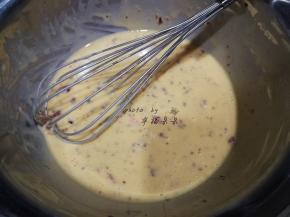 用蛋抽拌匀
