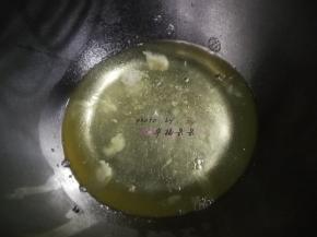 蛋清中加入一小撮盐，用电动打蛋器打发