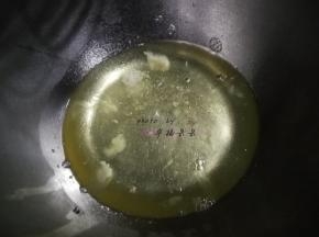 蛋清中加入一小撮盐，用电动打蛋器打发