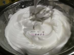 分三次加入糖粉，将蛋清打发至拎起打蛋器呈现小弯勾的湿性发泡状态，棉花蛋糕无须打发至很硬的干性发泡状态，这样出来的成品更加柔软~打发蛋清的时候就可以预热烤箱了哦