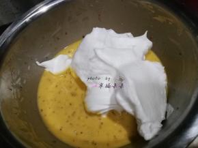 打发的蛋清1/3加入蛋黄糊中，用刮刀翻拌均匀
