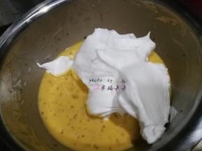 打发的蛋清1/3加入蛋黄糊中，用刮刀翻拌均匀