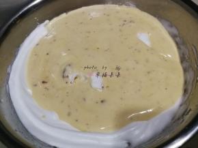 拌匀后全部倒入剩余2/3的蛋白霜中