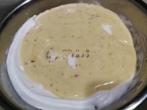 拌匀后全部倒入剩余2/3的蛋白霜中
