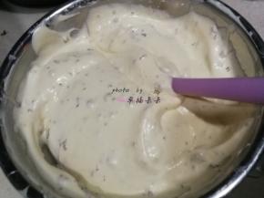 用刮刀翻拌均匀