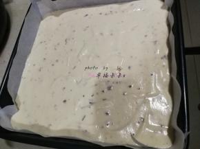 8寸烤盘事先垫一张油纸，拌好的面糊全部倒入烤盘中，用刮板抹平表面